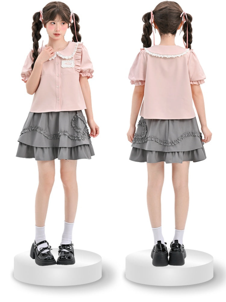 ピンクのフリル付きピーターパンカラーのパフスリーブ、アップリケ刺繍ブラウス