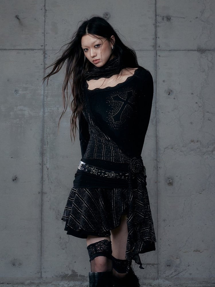 Schwarzes, gerüschtes, asymmetrisches Strass-Kreuz mit Kleidhalssaum