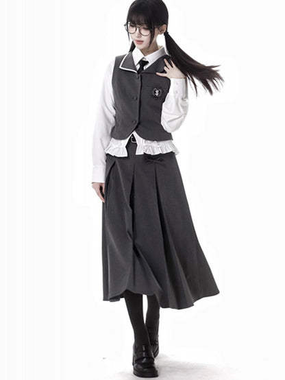 白い蝶結びのディテールとフリルトリムのシャツ（ネクタイ付き）