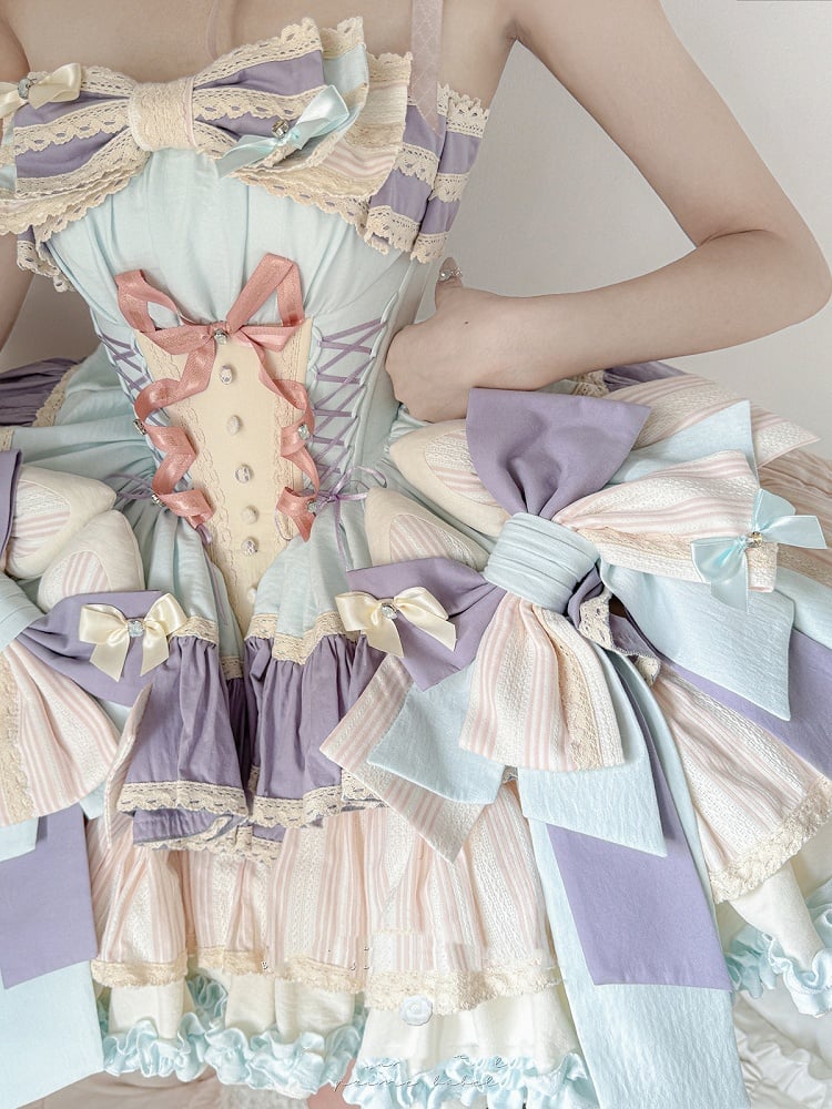 Lila Schleifenrock, große Schnürung, baskische Taille, gestufte Rüschen, süßes Lolita-Kleid und mit Blau auf
