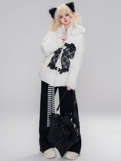 Schwarz/Weiß bezahlte Pufferjacke mit Schleifenapplikation und Kapuze, Plüschmanschetten