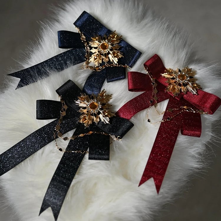 Rote Brosche Schwarze dunkelblaue Fliege