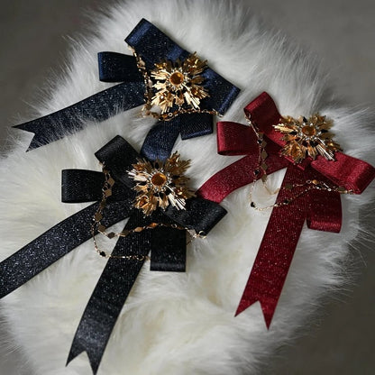 Rote Brosche Schwarze dunkelblaue Fliege