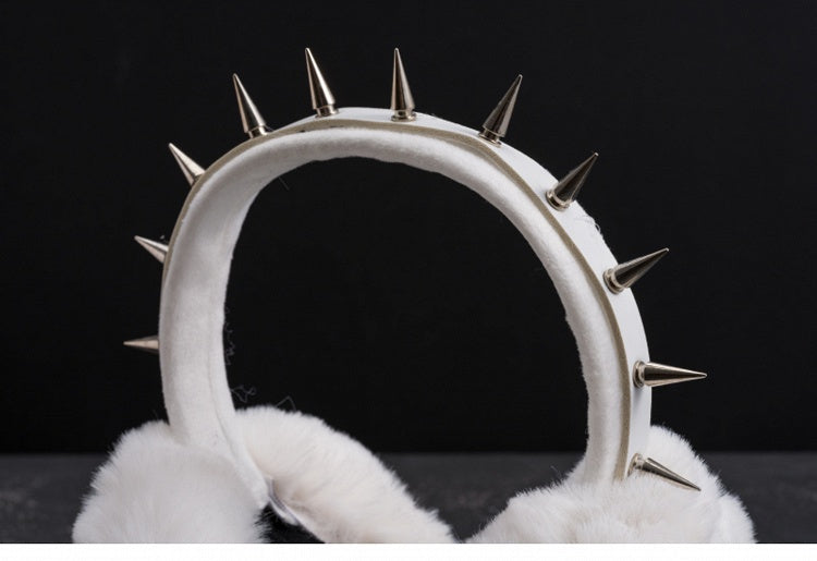 白いハンドメイドのスタッズ付きプラッシュイヤーマフ