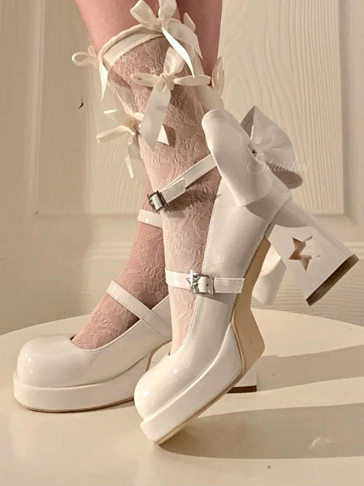 mit Astral-Plateaus, Schleifenausschnitten auf der Rückseite, Y2K-Block- und Celestial-Heels in Weiß