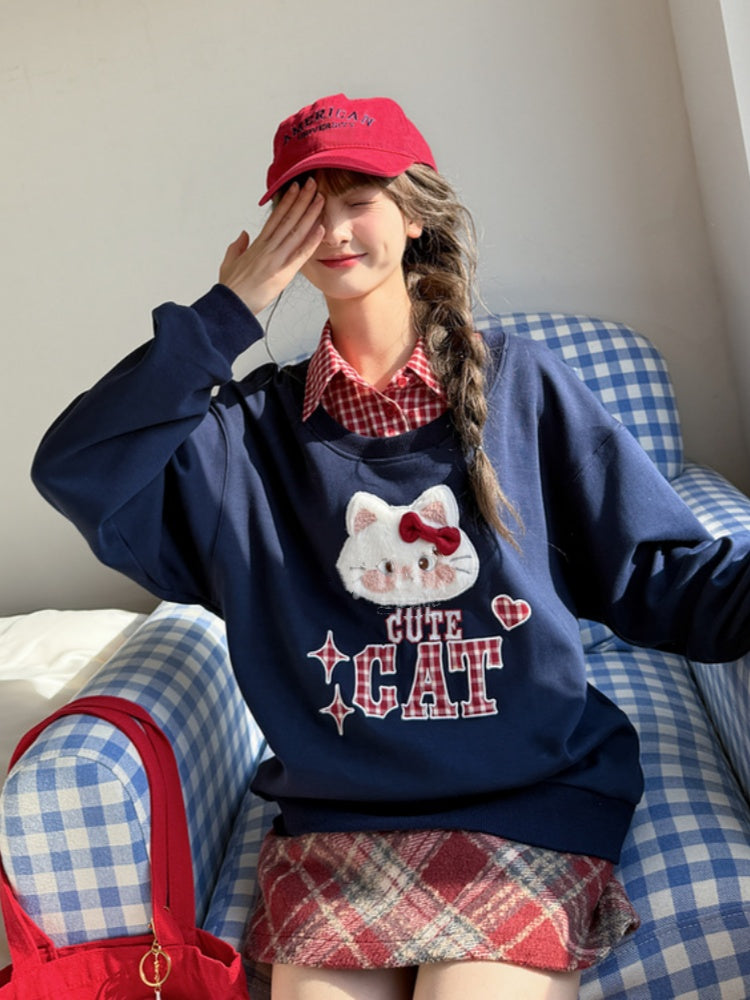 Sweatshirt mit abnehmbarer roter Applikation, marineblauer Kätzchen-Stickerei, blauer Kragen, kariert