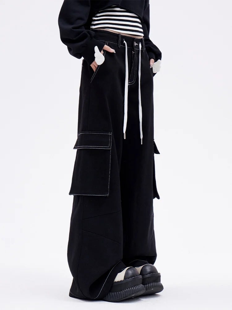 Weite Cargo-Jeans mit Flügeln und Riemendesign zum Selbstbinden und schwarzem Engel