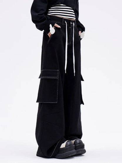 Weite Cargo-Jeans mit Flügeln und Riemendesign zum Selbstbinden und schwarzem Engel