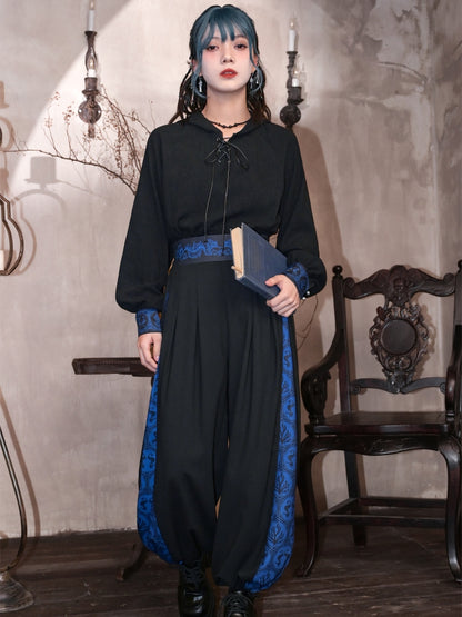 Detail am Schnür-Kapuzenpullover in Schwarz und Blau mit Front