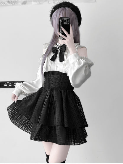 Jirai Kei-Set – Weiße Bluse mit Rüschenausschnitt und ausgeschnittenen Schultern + schwarzer Stufenrock mit Schnürung + große Schleife