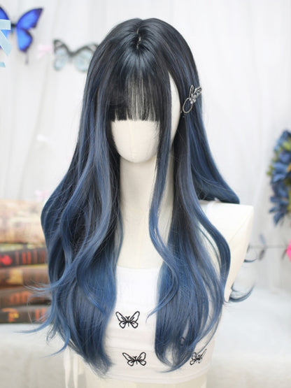 ブルーとブラックのハイライト、アンダーバスト丈のウェーブウィッグ（エアバング付き）