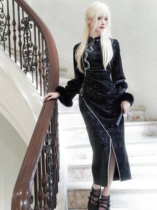 黒のプラッシュカフス、銀色の蛇の刺繍、蝶と竹の葉のチーパオ生地