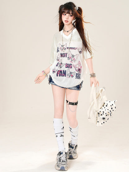 Vネックの猫柄デイリーカワイイプリントTシャツと文字ホワイト
