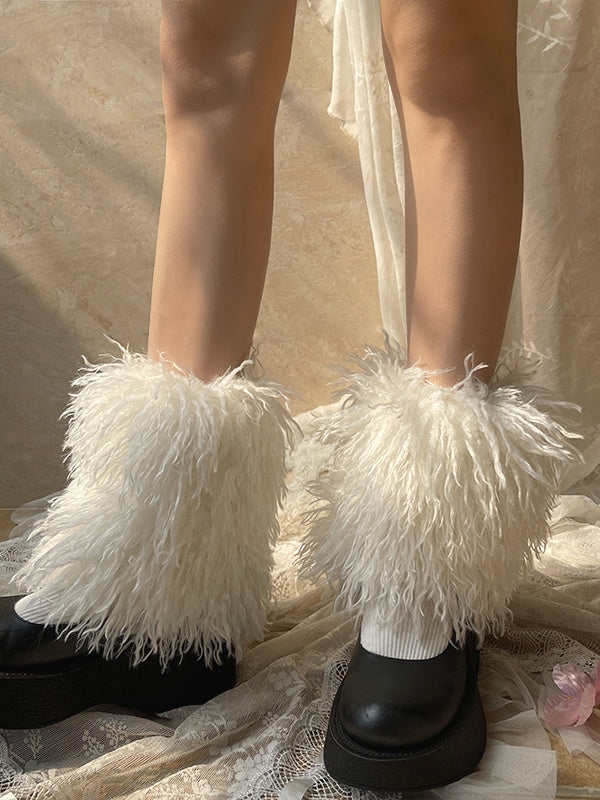 Weiße süße, zottelige Beinwärmer