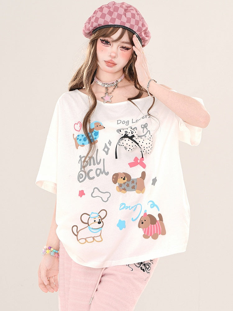 Weiß/Schwarzes lockeres T-Shirt mit asymmetrischem Ausschnitt und Cartoon-Welpen