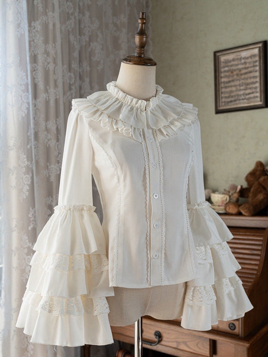 Weiße Bluse mit Rüschenausschnitt und mehrlagigen Glockenärmeln