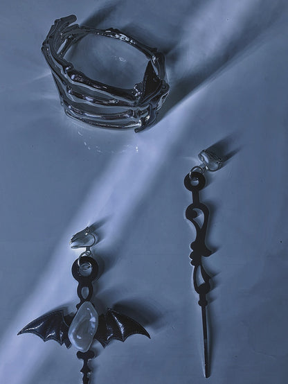 クロースケルトンゴシック/クリップシルバーブレスレット耳