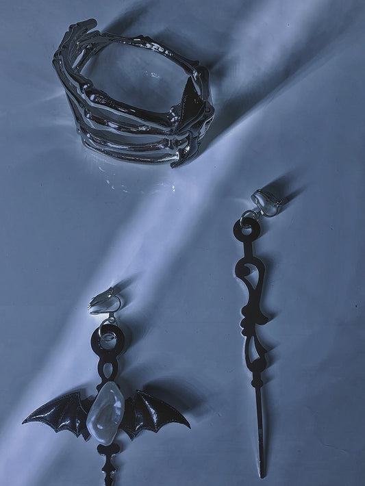 クロースケルトンゴシック/クリップシルバーブレスレット耳