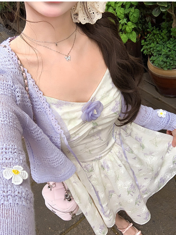 Lavendelfarbene Sommer-Strickjacke mit V-Ausschnitt und Blumenmuster