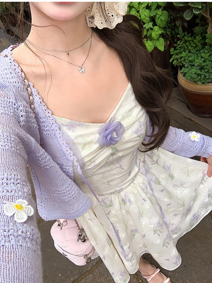 Lavendelfarbene Sommer-Strickjacke mit V-Ausschnitt und Blumenmuster