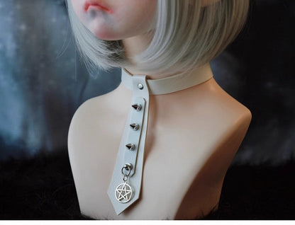 Weißes Halsband mit Pentagramm-Anhänger und Nieten