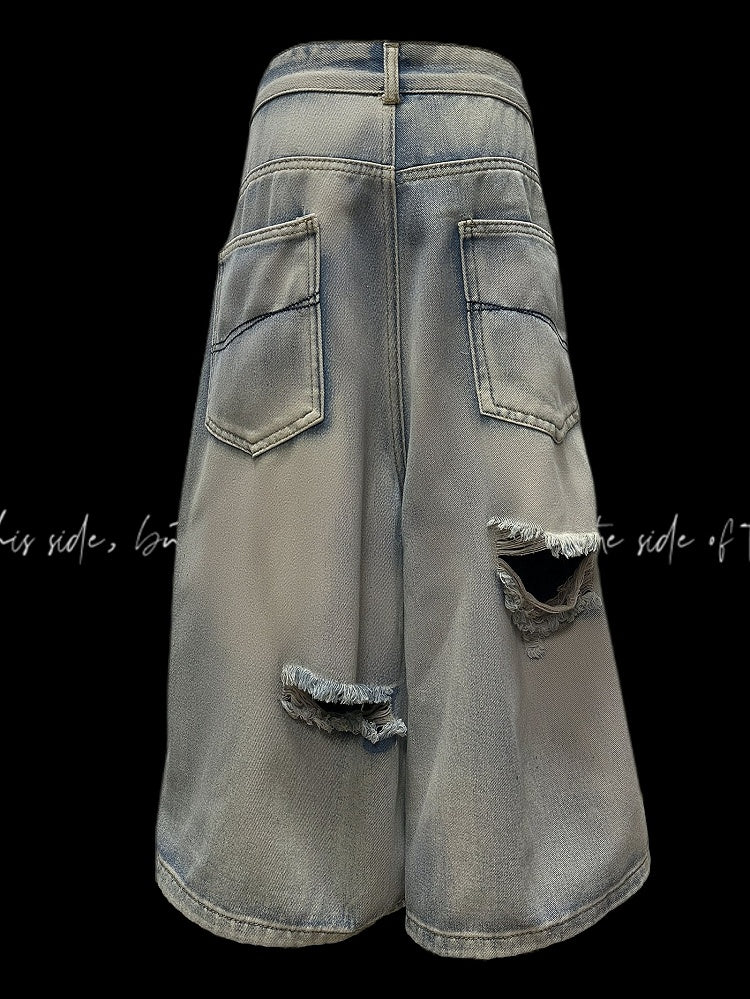 Blaue Punk-Jeans mit überkreuzten Trägern und Löchern im Distressed-Look im Y2K-Stil