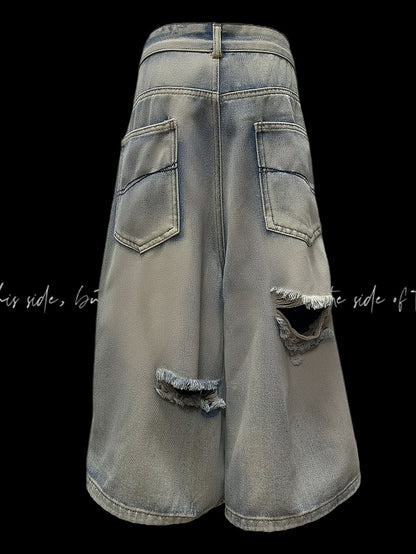 Blaue Punk-Jeans mit überkreuzten Trägern und Löchern im Distressed-Look im Y2K-Stil