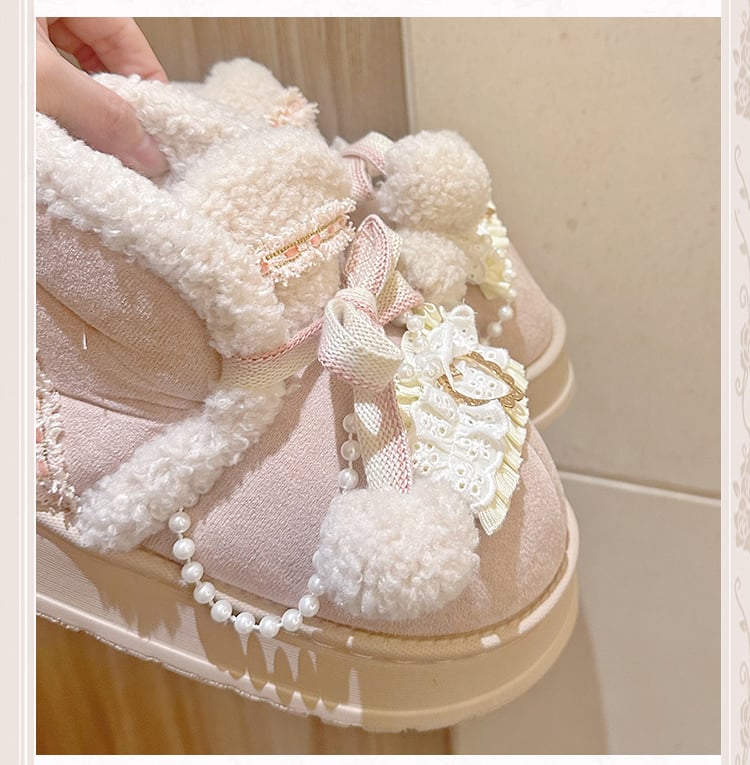 ベージュ＆ピンクのポンポン付きプラッシュプラットフォームUGGブーツ（ビーズチェーン付き）