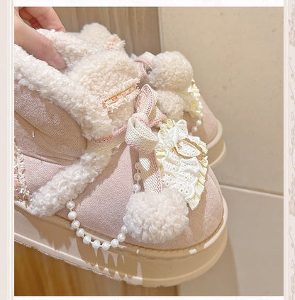 ベージュ＆ピンクのポンポン付きプラッシュプラットフォームUGGブーツ（ビーズチェーン付き）