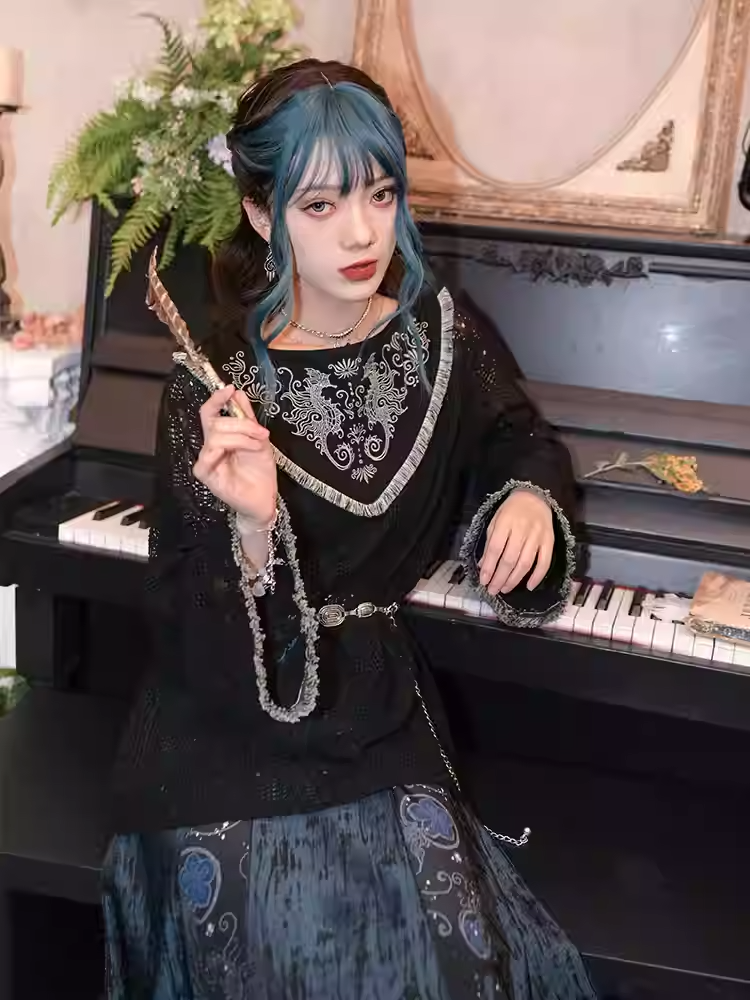 Stil: Ausgehöhlter Cheongsam mit schwarzem Saum, Spitzenoberteil, Quaste, Seepferdchen- und Korallenstickerei