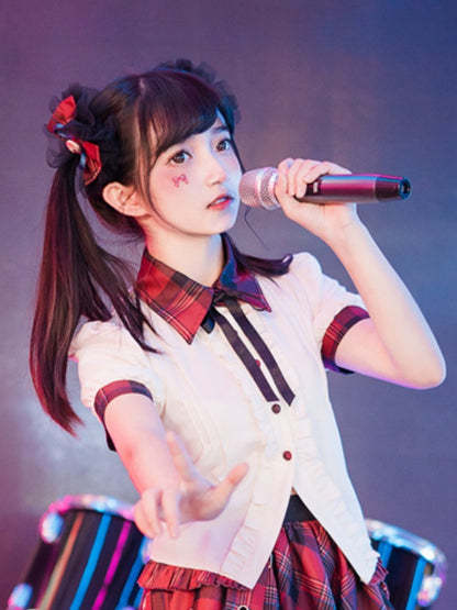 コントラストレッドのチェック柄トリム、ベージュのアイドルロリータブラウス。背中にレースアップディテール。