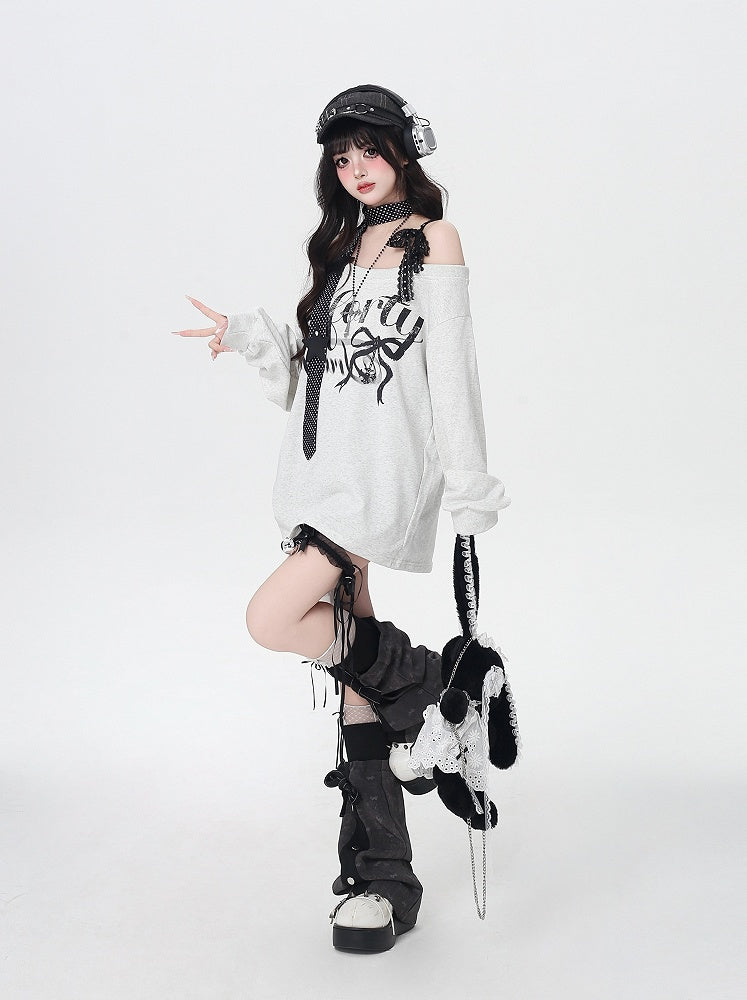 Loses, helles Sweatshirt mit asymmetrischem Ausschnitt und Buchstabendruck in Grau