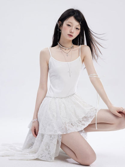 Taille und weißes asymmetrisches Unterkleid mit Spitzensaum und Kettenfrei