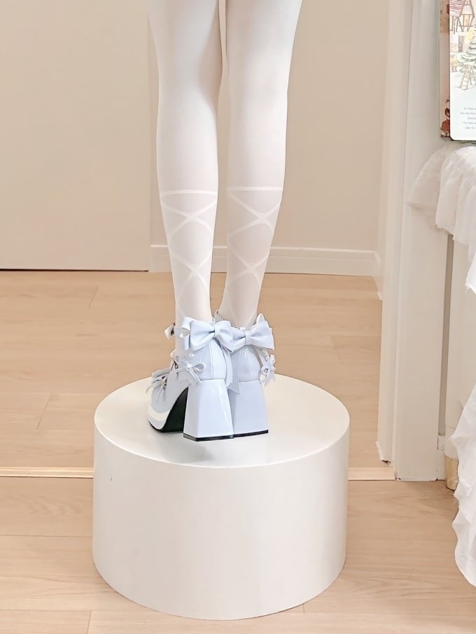 Hochmodische Lolita-Details mit süßem, blauem Plateau-Absatz-Design, Blockschleife und Kreuzmuster