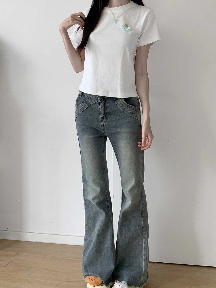 ブルーのローヘムフレアジーンズ