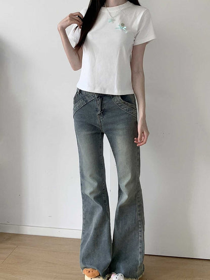 ブルーのローヘムフレアジーンズ