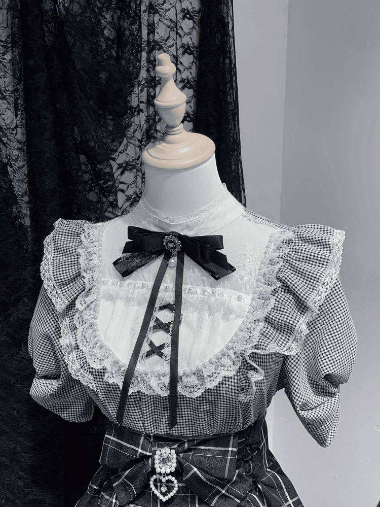 / Spitzenbesatz mit Perlendetails Weiße karierte Bluse Jirai Kei Illusionsausschnitt Schwarz