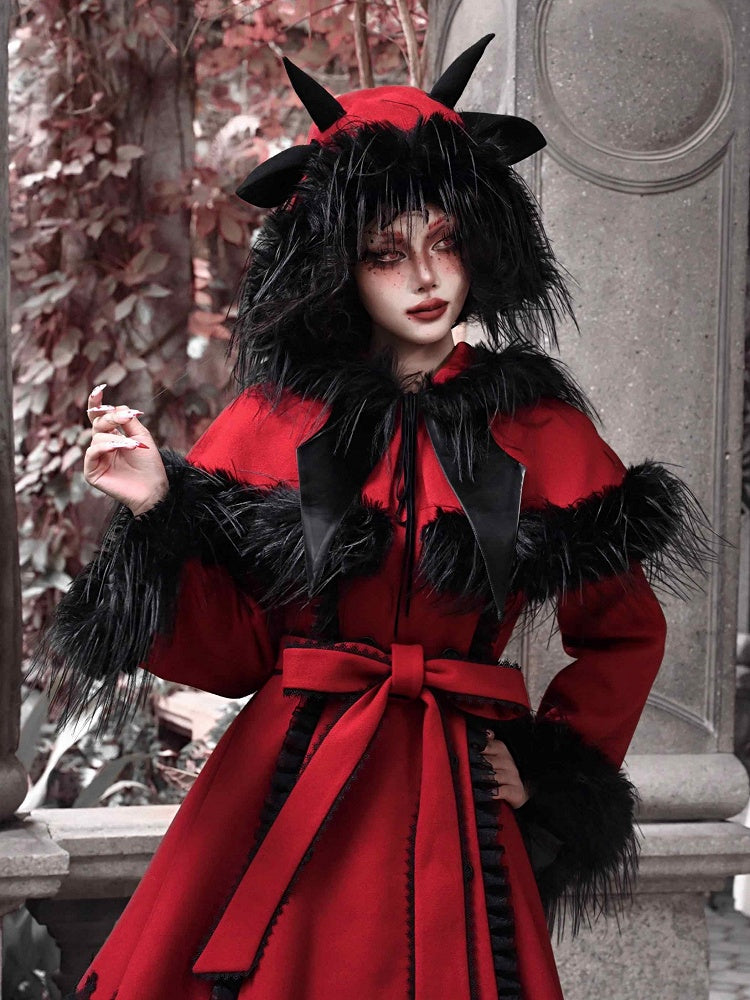 黒いアンテロープの角と耳、赤い悪魔のふわふわの帽子