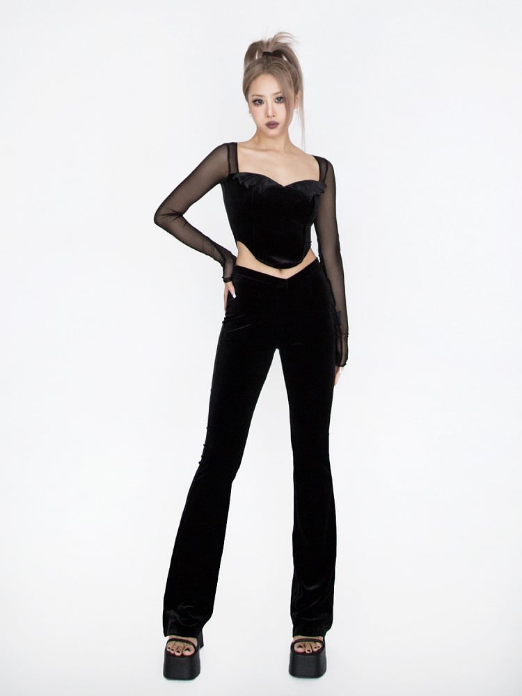 Glamouröse Schlaghose aus schwarzem Samt mit spitzem Bund