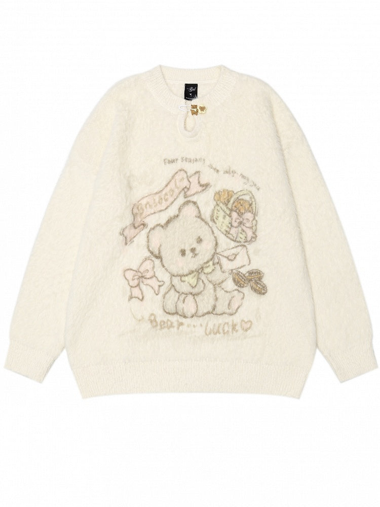 アプリコットのかわいいクマ柄モヘアのルーズセーター。フロントにカットアウトのディテール。