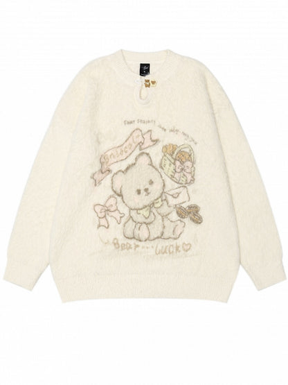 アプリコットのかわいいクマ柄モヘアのルーズセーター。フロントにカットアウトのディテール。