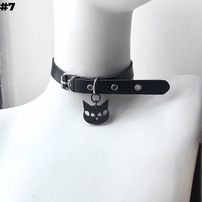 Schwarzes Halsband mit Schnalle und Anhänger aus Knochen/Glocke/Katzenpfote