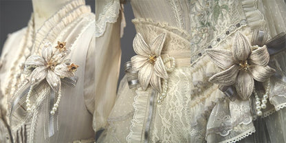 Blaue/lila/graue Lilienbrosche mit Perlendetails