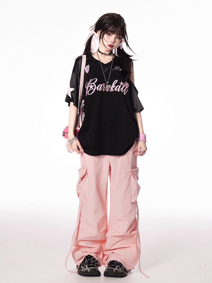 T-Shirt mit V-Ausschnitt und Cut-Out-Schulter im Buchstabendruck und Pink-Schwarz