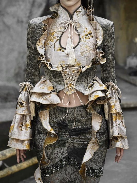 ダスティグリーンのカスケーディングラッフルトリムスネークスキングレインジャケット