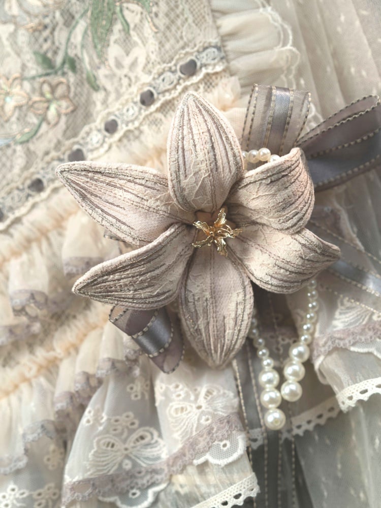 Blaue/lila/graue Lilienbrosche mit Perlendetails