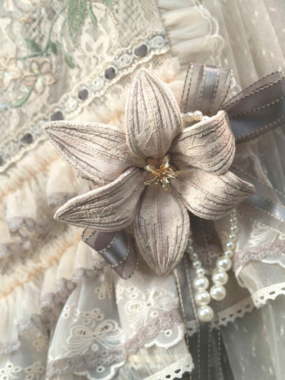 Blaue/lila/graue Lilienbrosche mit Perlendetails