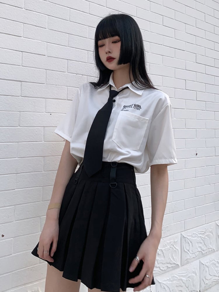 Weißes, adrettes JK-Uniform-Hemd mit schwarzer Krawatte