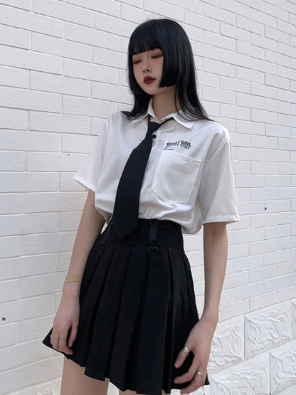 Weißes, adrettes JK-Uniform-Hemd mit schwarzer Krawatte