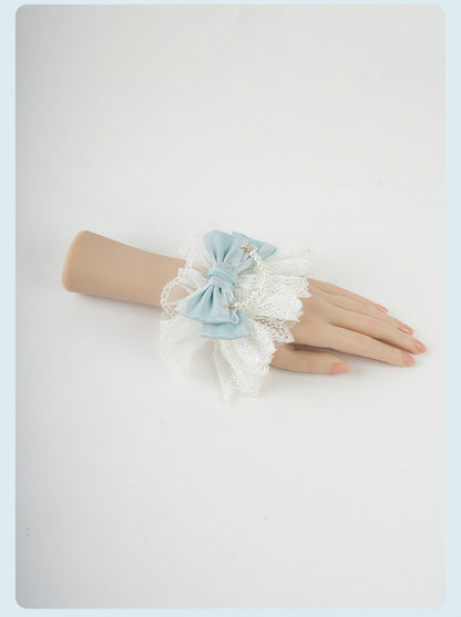 Blaue Handgelenkmanschetten mit großer Schleife, Rüschenspitze und Perlenkette